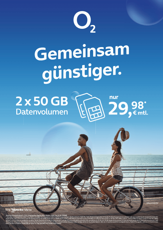 O2 Angebot für 2 x 50 GB Datenvolumen zum Preis von 29,98 € mtl. abgebildet mit einem Paar auf einem Tandemfahrrad am Meer.