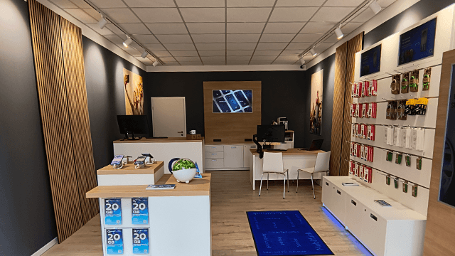 Moderne Verkaufsfläche der Brodos AG mit Empfangstresen, Displays für Produkte und Beratungsecke, die Kundenservice unterstützt.