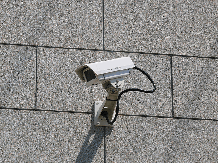 Überwachungskamera an einer Wand, die für die Videoüberwachung mit Digital SIM-Technologie eingesetzt wird.